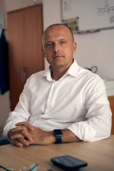 experienced pizza chef with flour covered hands